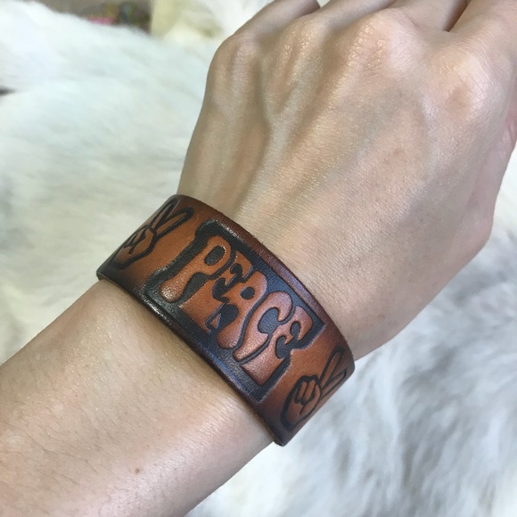 Carved Leather Peace Bracelet Brown language - Picture 7 of 7